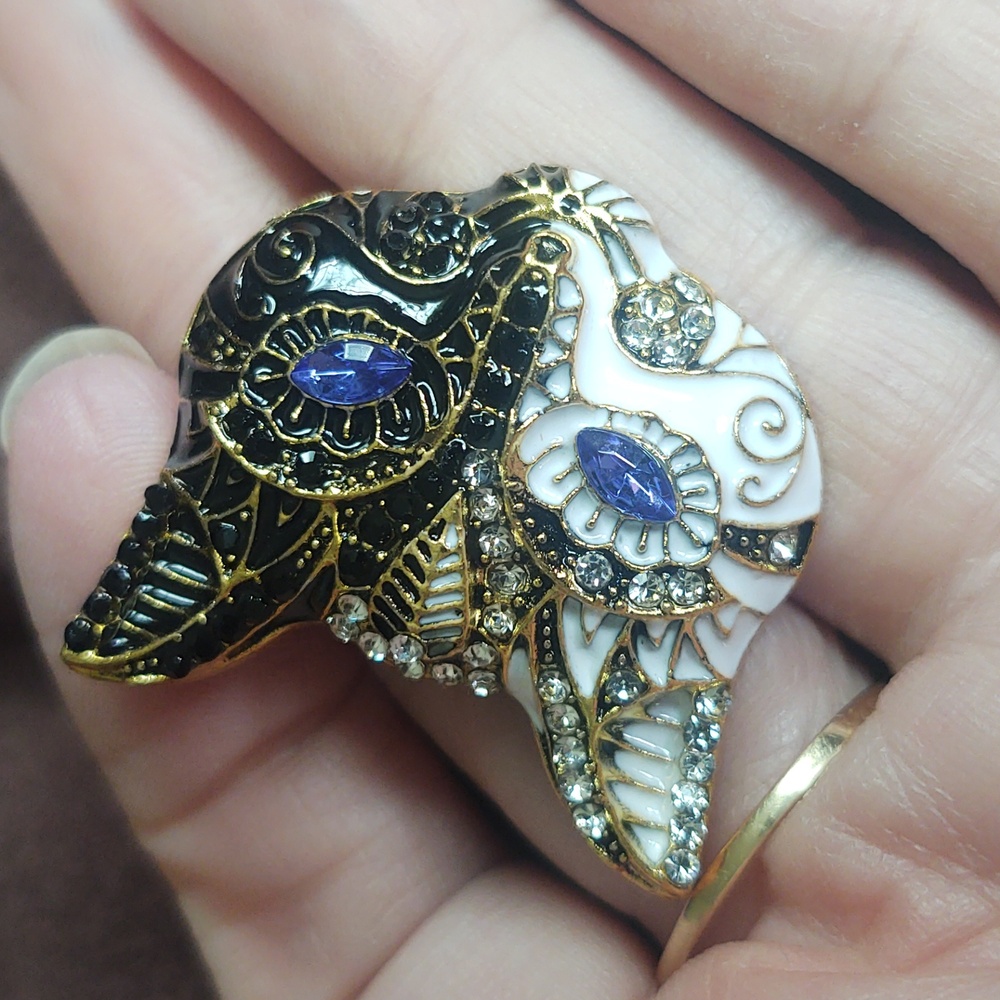 Elegant Gold and Black Cat Pendant - Picture 4 of 4